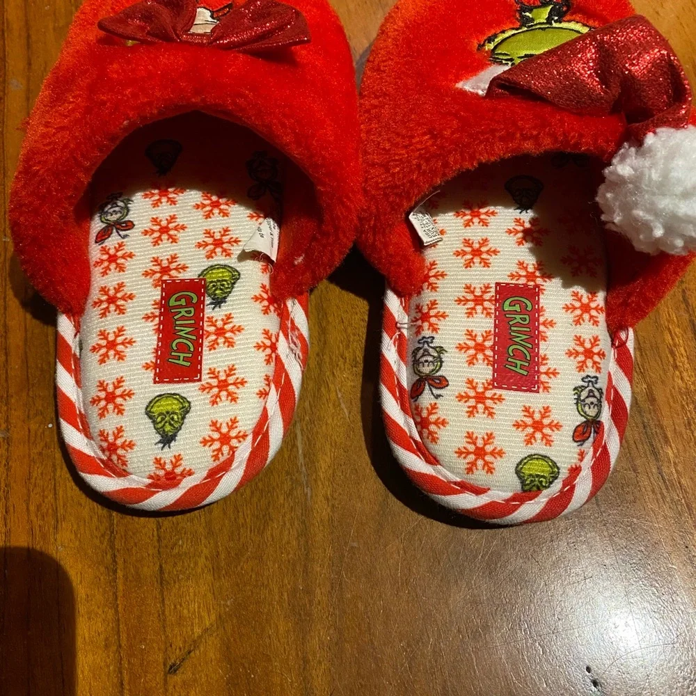 Red Grinch and Cindy Lou Who‎ Slippers youth size 11-12